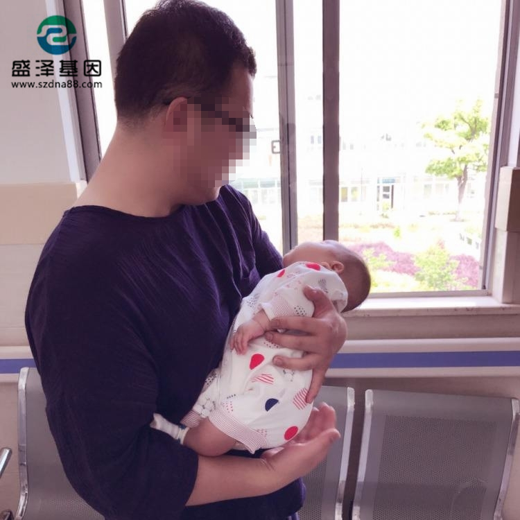 單身奶爸帶新生兒做親子鑒定？父親給孩子上戶口沒想象的那么簡單