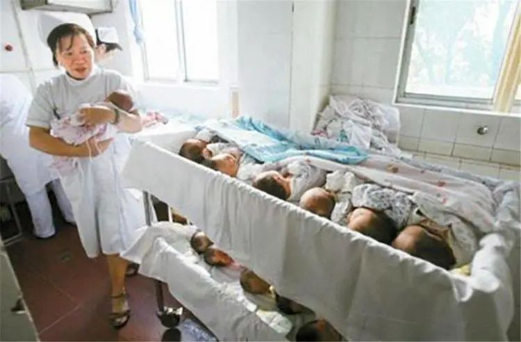 懷疑孩子非親生，夫妻偷做親子鑒定，竟是正規醫院新生兒被抱錯？