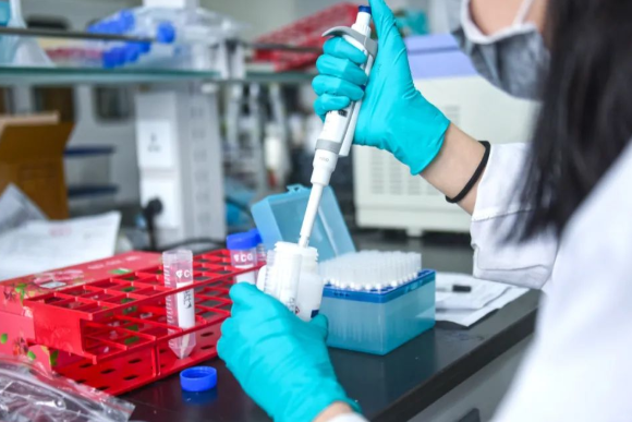 20歲女性產(chǎn)子后，竟要求6名男人來做親子鑒定，事情結(jié)局讓人痛心