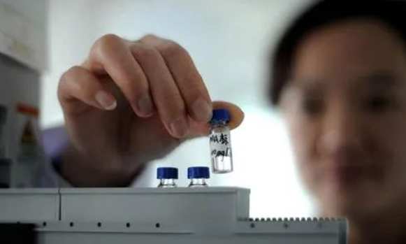 在家怎樣做親子鑒定最簡單？毛發樣本采集好后放入標記好的信封內